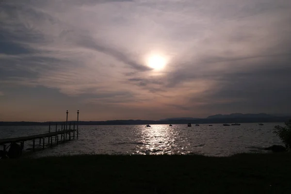 Piękne Jezioro Timelapse Garda Zachodzie Słońca Brzegu Sirmione — Zdjęcie stockowe