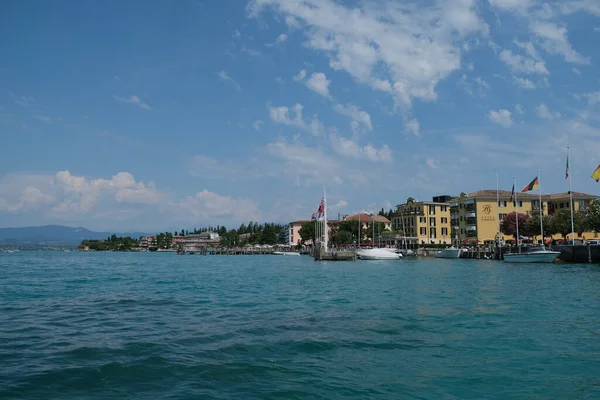 Grande Specchio Acqua Con Una Città Sullo Sfondo Foto Alta — Foto Stock