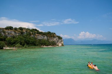Suyun içinde küçük bir tekne. Yüksek kalite fotoğraf