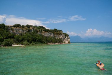 Bir grup insan bir su kütlesinin içinde yüzüyor. Yüksek kalite fotoğraf