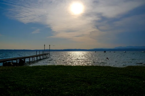 Gyönyörű Timelapse Garda Naplementekor Parttól Szirmione — Stock Fotó