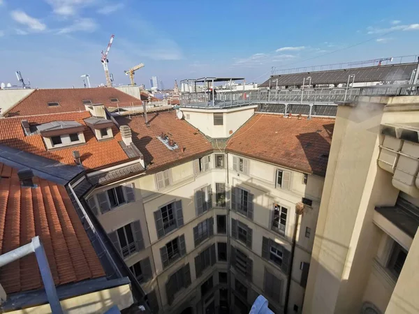 ガリバルディ美術館の上にあるミラノの屋根ドーム — ストック写真