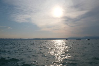 Güzel Garda Gölü gün batımında Sirmione sahilinden