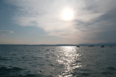 Güzel Garda Gölü gün batımında Sirmione sahilinden
