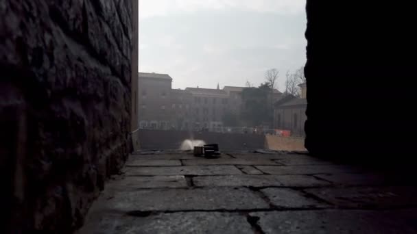 フェラーラ城防衛壁堀の塔のドローブリッジと噴水のパノラマビュー — ストック動画