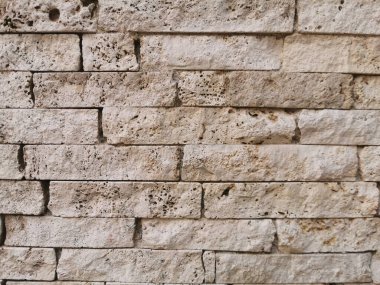 Güneşli bir günde eski taş duvar ve tuğla desenli arka plan