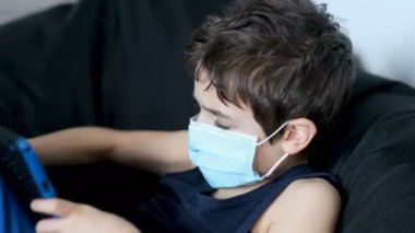 İtalyan bebek Corona Virüsü zamanında evde dijital oyunlarla oynuyor.