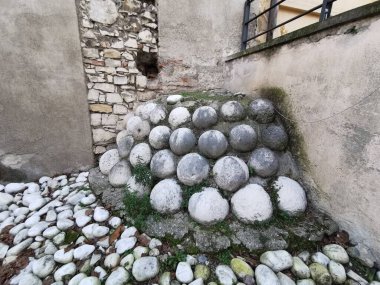 Brescia kalesinin taş ve taş duvarları
