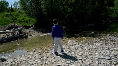 Güzel İtalyan çocuk nehire taş attı, nezaretten sonra maskeyle