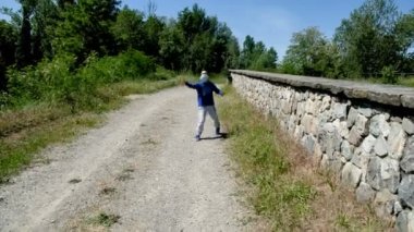 covid 19 italyan çocuk paskalya ödevi yapıyor virüs izolasyonu maskesiyle