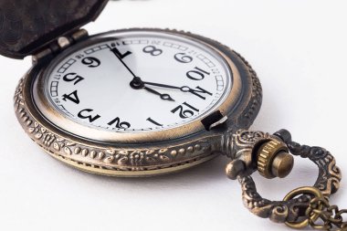 eski saatin üzerinde beyaz izole