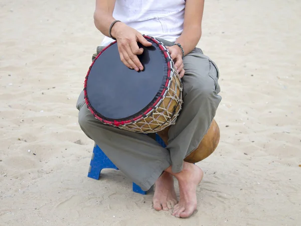 Een Man Speelt Een Afrikaanse Jamba Drum Een Etnisch Muziekinstrument — Stockfoto