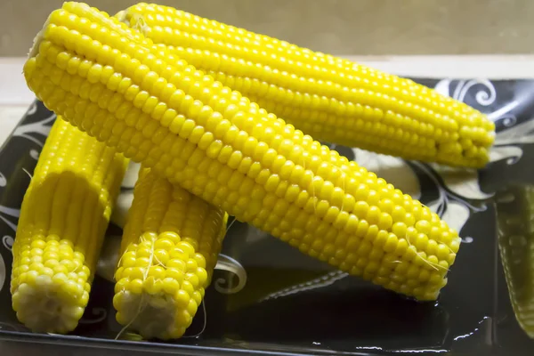 Sarı haşlanmış mısır tabakta. Beslenme, güçlendirilmiş, sağlıklı yiyecekler..