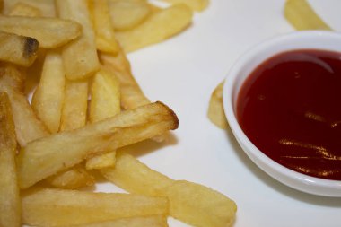 Kafedeki beyaz tabakta patates kızartması ve kırmızı domates sosu. Yukarıdan görüntüle.