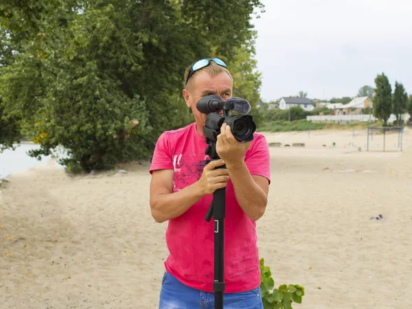 Een Mannelijke Videograaf Filmt Een Verhaal Oevers Van Een Rivier — Stockfoto