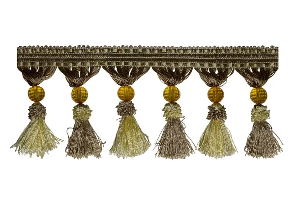 Kenarları açık kahverengidir, ortasında püsküller ve boncuklar vardır. Beyaz bir arka planda izole edilmiş. Dekor, tasarım, dekorasyon, doku.