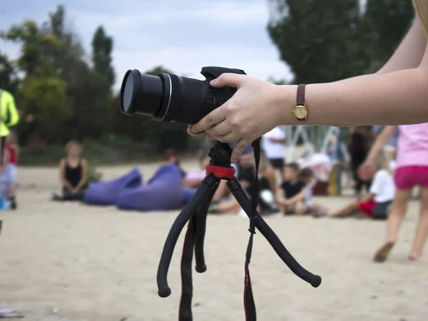 De meisje videograaf maakt een verhaal op de oevers van een rivier op een — Stockfoto
