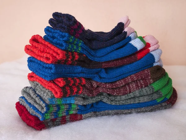 Farklı boyutlarda ve farklı renklerde sıcak kış yün çorapları. Kışı bekliyorum..