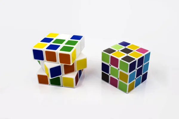 Dos Cubos Rubik Sobre Fondo Blanco Rompecabezas Pensamiento Educativo — Foto de Stock