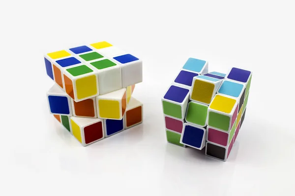 Två Rubiks Kuber Vit Bakgrund Pedagogiskt Tänkande Pussel — Stockfoto