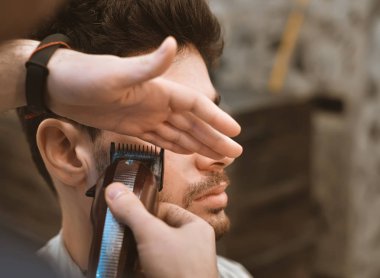 Genç Kuaför berber dükkanı çekici erkek saç kesimi yapmasını eller