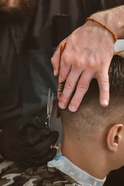 Closeup de homem sorridente recebendo um corte de cabelo de barbeiro — Fotografia de Stock