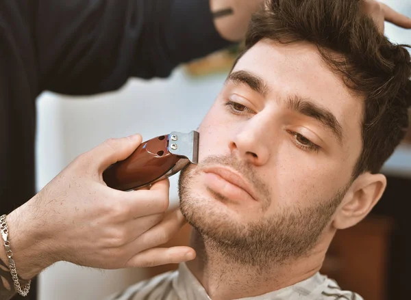 Barbercos sakal tıraş. Güzel bir adam bir sakal tıraş. Vücut Bakımı.