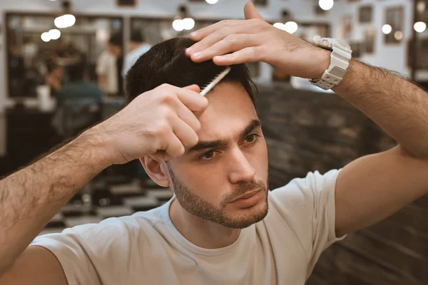 Yakışıklı erkek berber içinde hazırlanıyor.