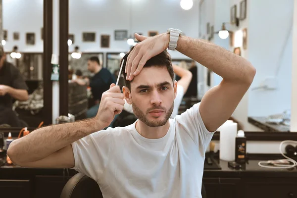 Хлопець робить свою зачіску. Зачіска в перукарні . — стокове фото