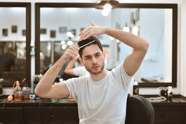 Красивий чоловік готується в перукарні . — стокове фото