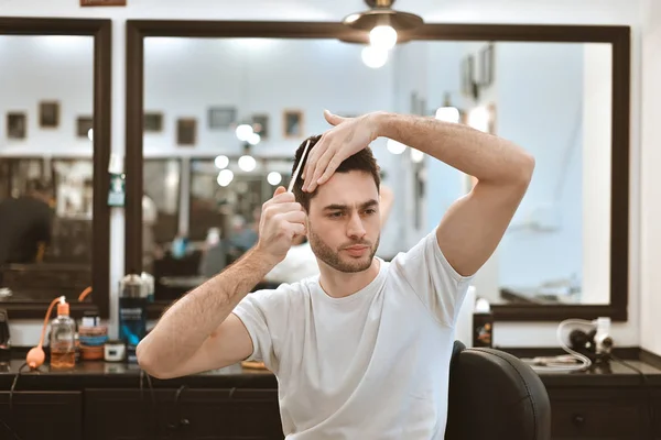 Хлопець робить свою зачіску. Зачіска в перукарні . — стокове фото