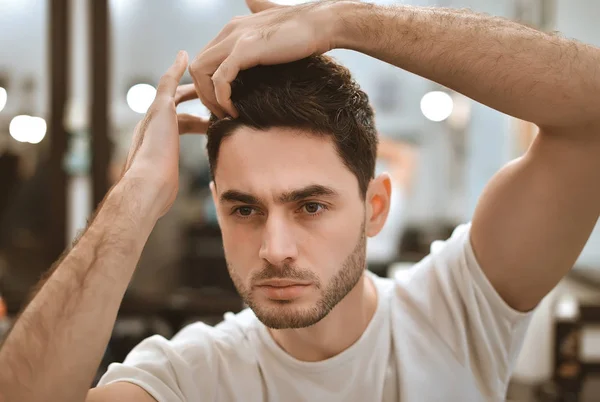 Adamın vücut bakımı. Kendi kendine styling saç.