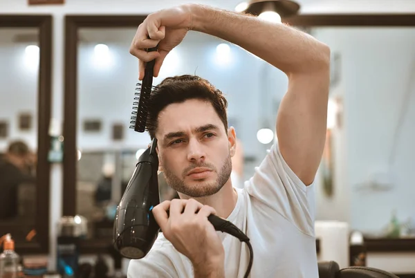 ハンサムな男、理髪店の準備. — ストック写真