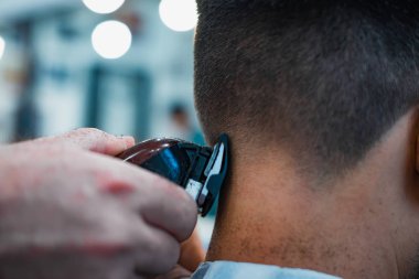 Mükemmel bir şekil almak. Yakın çekim yan görünüm sakal saç berber, Kuaför tarafından getting genç sakallı adam. Yumuşak odak.