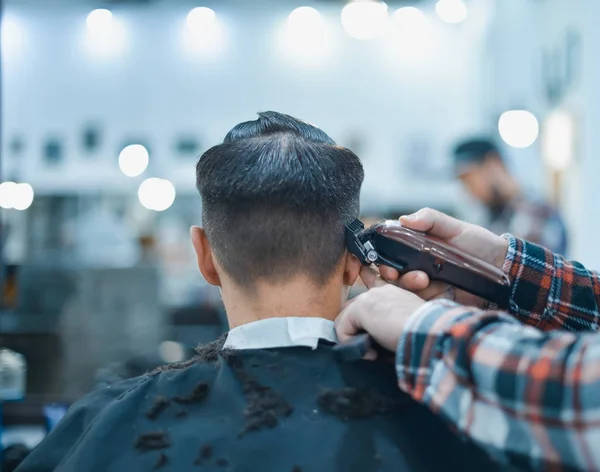 Corte de cabelo masculino na barbearia. Corta-tesouras para barbeiro . — Fotografia de Stock