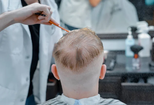 Barberaren skär en man med en sax. Närbild. — Stockfoto