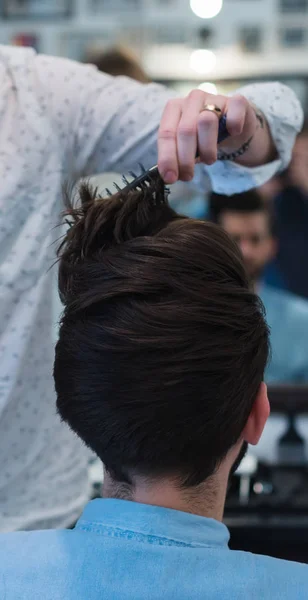 Barbiere. Primo piano di un taglio di capelli uomo, master Barber Shop fa lo styling dei capelli — Foto Stock