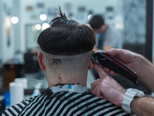 Mannelijke kapper geven Client kapsel In Kapper — Stockfoto