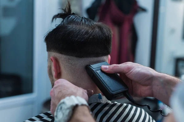 Peluquería masculina que da corte de pelo al cliente en la peluquería —  Fotos de Stock