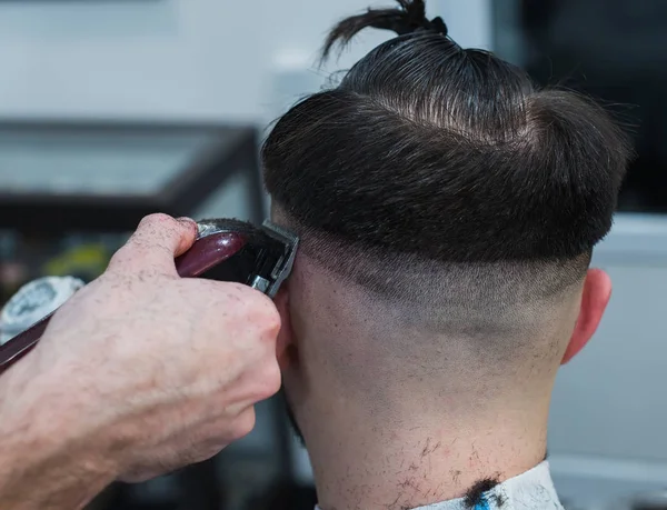 若い理容室散髪をする理髪店で魅力的な男性の手 — ストック写真