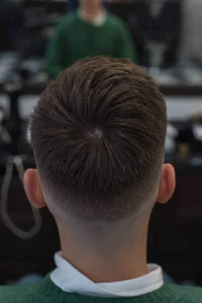 Erkek müşteri kuaföre tıraş oluyor.