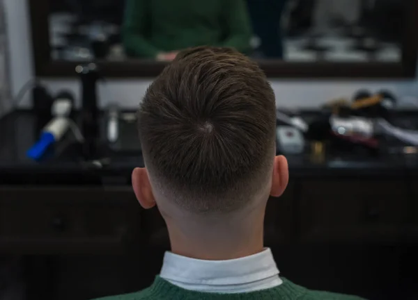 Чоловік клієнт отримує зачіску від перукаря — стокове фото