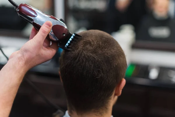 Güzellik salonunda oturan kendine güvenen adam