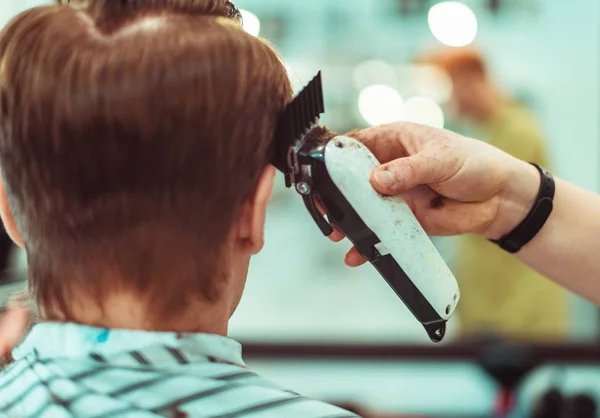 Haarschnitt im Schönheitssalon. Haarpflege. Nahaufnahme. Weicher Fokus. — Stockfoto