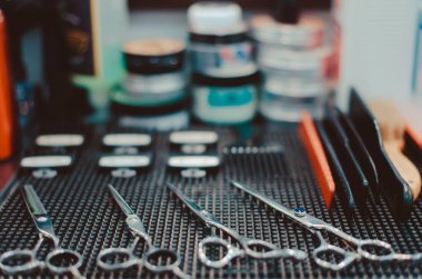 Kuaför araçları. Krem tonlama in fotoğraflı. Yumuşak odak.