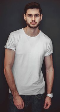 Dalgın sakallı adam stüdyo portre koyu arka plan üzerinde