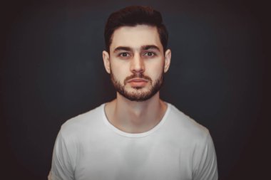 Dalgın sakallı adam stüdyo portre koyu arka plan üzerinde