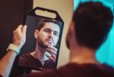 adam onun sakalı ve tıraş ilgili görünüyor.