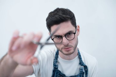 Güzellik ve saç Salonu, saç modeli ve insanlar kavramı - yakın erkek stilist makasla boş beyaz arka plan üzerinde.