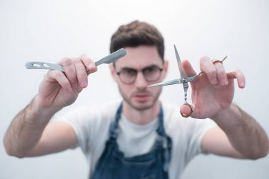Kuaför Salonu. Kuaför Close-Up sakalını tıraş için ustura tutan